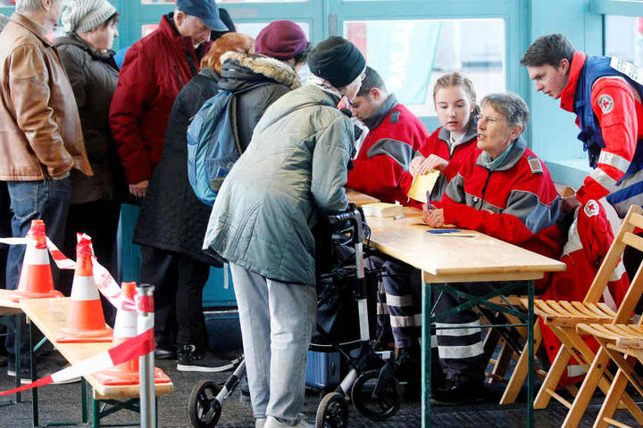 Menschen, die wegen der Entschärfung einer Fliegerbombe ihre Wohnungen verlassen mussten, kommen im Evakuierungszentrum im Schulzentrum Neurat an.