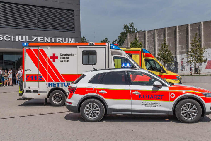Einsatzkräfte an der Schule.