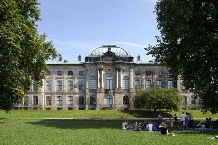 Ahoi! Auch vor dem späteren Japanischen Palais ließ August der Starke 1719 eine ganze (Gondel-)Flotte auffahren. Anlass war das Planetenfest zu Ehren der Hochzeit seines Sohnes.