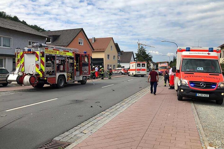 Mehrere Krankenwagen und die Feuerwehr sind an der Unfallstelle angerückt.