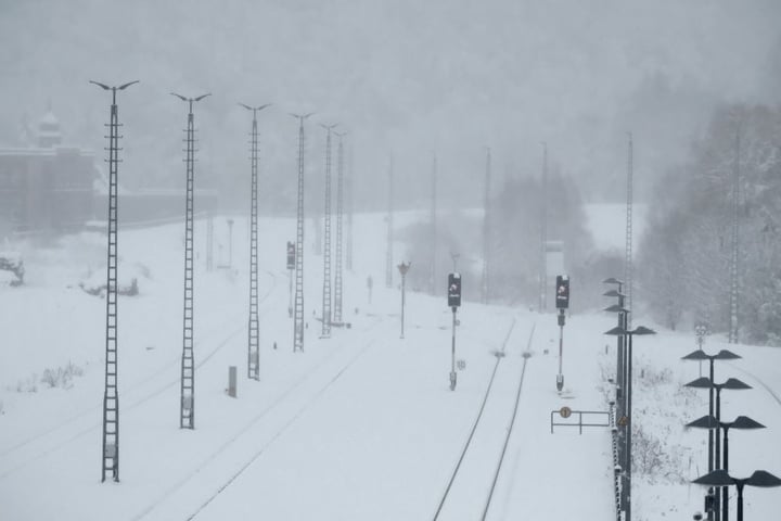 Verschneite Gleise am Bahnhof in Aue.