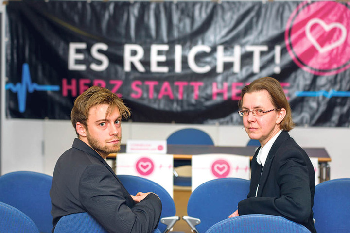 Cornelius Brandmiller (25) und Rita Kunert (55) rufen zu „Herz statt Hetze“
auf.
