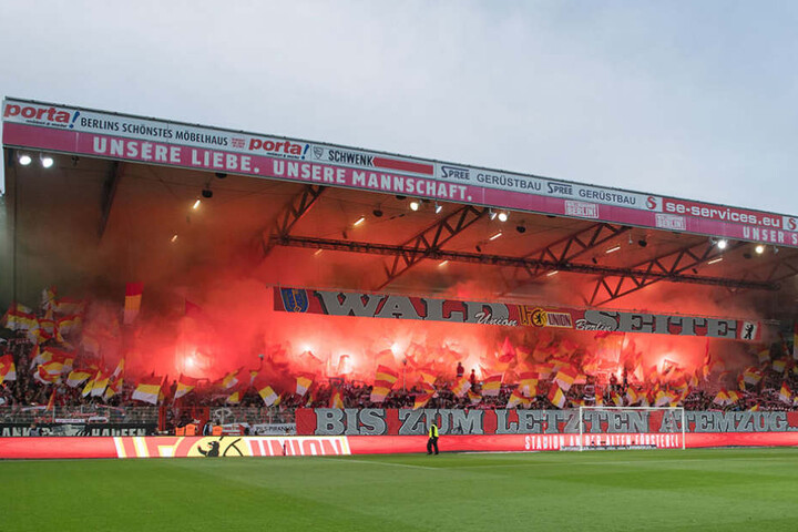 Der Fanblock von Union Berlin zeigt eine Choreographie zum Spielanpfiff.