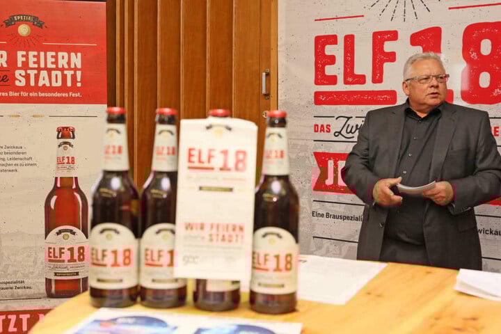 Geschäftsführer Werner Weinschenk stellt das "ELF18"er Bier vor.