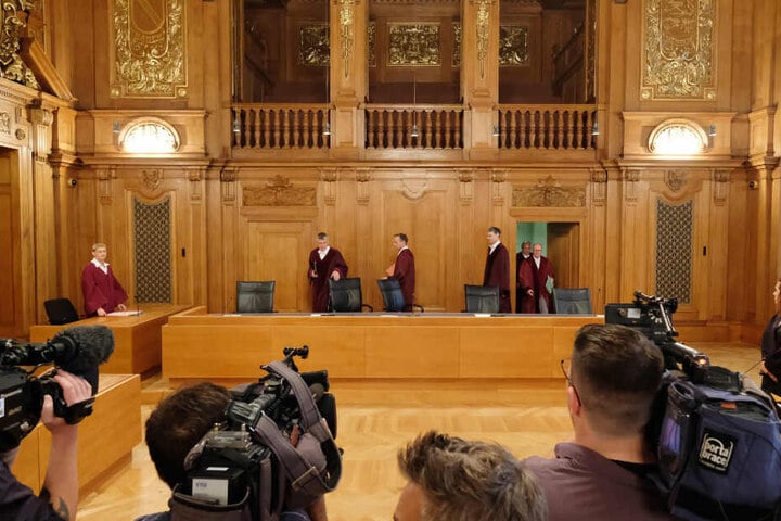Richter des Bundegerichtshofes (BGH) betreten am 28.06.2017 einen Verhandlungssaal im Bundesverwaltungsgericht in Leipzig (Sachsen). (Archivbild)