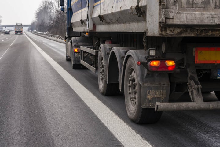 Bei einem Lkw löste sich während der Fahrt ein komplettes Rad.