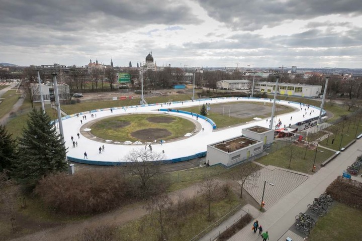 Am Sonntag sausten die Dresdner das wohl letzte Mal zum alten Preis über die
Eisbahn vor der EnergieVerbund Arena.