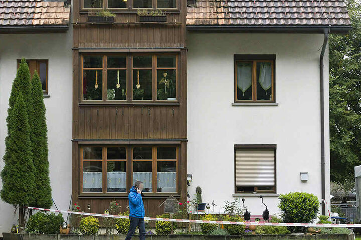 In diesem Haus wurden eine Frau und zwei Kinder tot aufgefunden. Ein Mann sprang aus dem Fenster und starb. Dabei handele es sich um einen erweiterten Suizid.