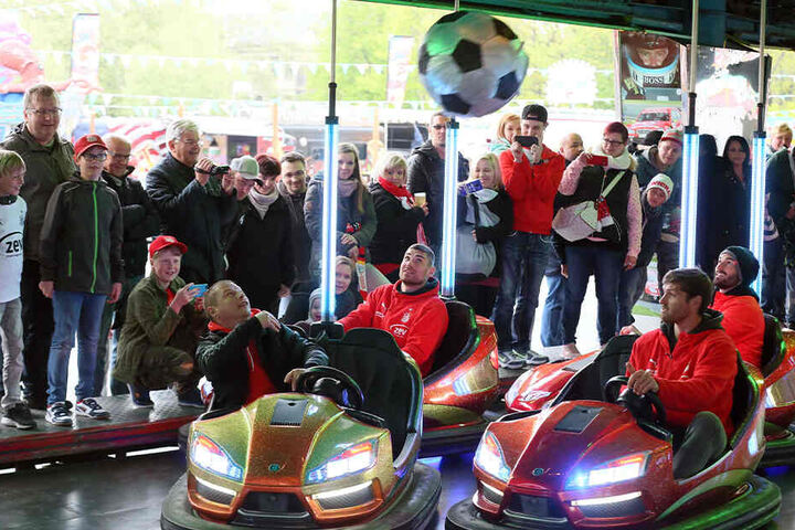 Fans gegen Spieler des FSV Zwickau: Auto-Scooter-Fußball auf dem Rummel machte allen Beteiligten Spaß.