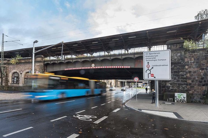 Die Brücke am Südbahnhof ist eine von fünf Überquerungen, die die Bahn
erneuern will.
