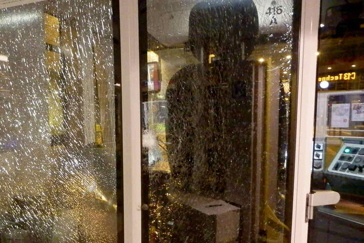 Bei dem Vorfall wurde das Fahrerhäuschen der Bahn stark beschädigt.