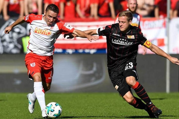 Felix Kroos (re.) im Zweikampf mit Andreas Geipl.