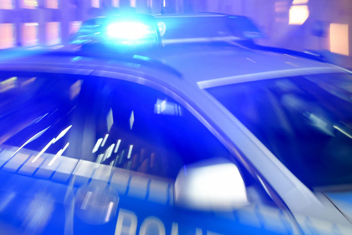 Fast zwei Wochen nach einem schweren Auto-Unfall musste die Berliner Polizei jetzt den Tod der Beifahrerin (79) vermelden. (Symbolbild)