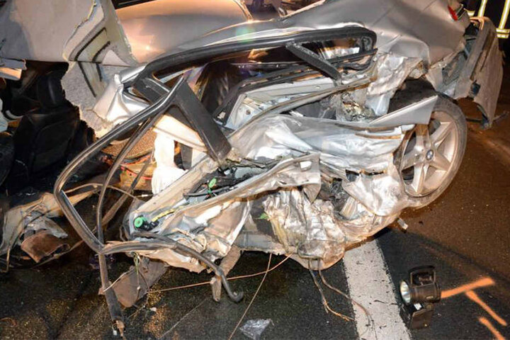 Die Autos erlitten einen erheblichen Schaden. Der Fahrer des BMW wurde lebensgefährlich verletzt.