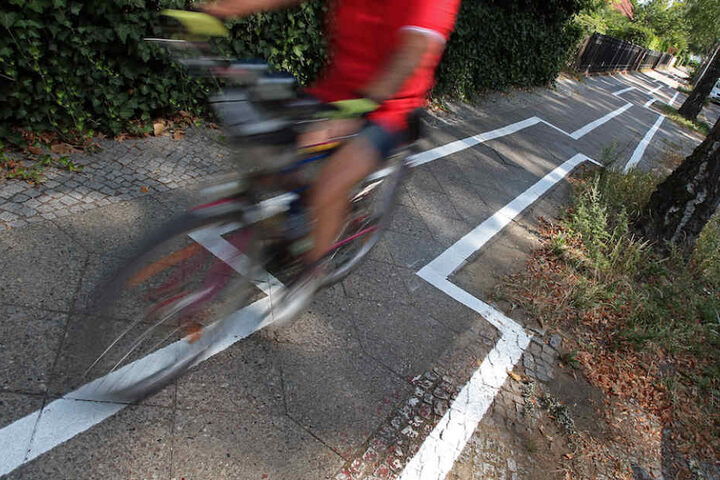 Der Radweg erfordert höchste Geschicklichkeit von den Radfahrern, sonst droht ein schmerzhafter Sturz.