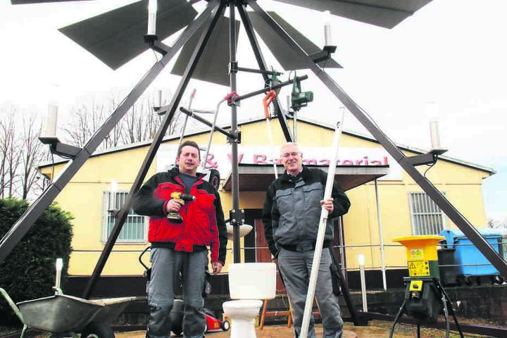 Selbst ist der Mann: Diese verrückte Pyramide steht in Chemnitz-Reichenbrand. Erbaut haben sie Jens Schütze (55, l.) und Harald Fiedler (62).