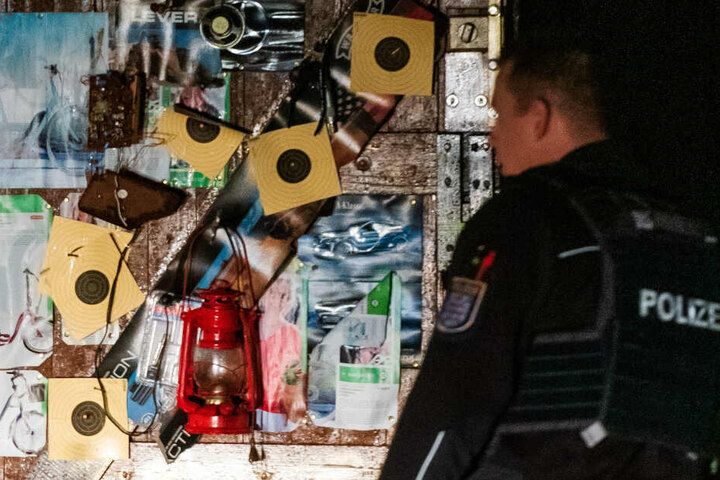 Bei der Durchsuchung der Wohnung wurden mehrere Waffen gefunden.