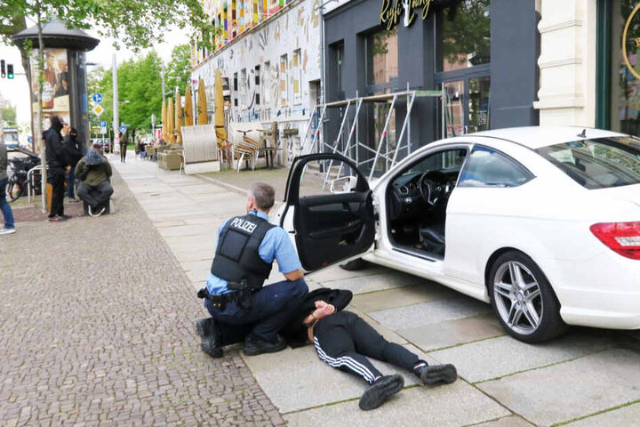 Vor einer Shisha-Bar auf der Karl-Liebknecht-Straße schlugen die Einsatzkräfte zu.