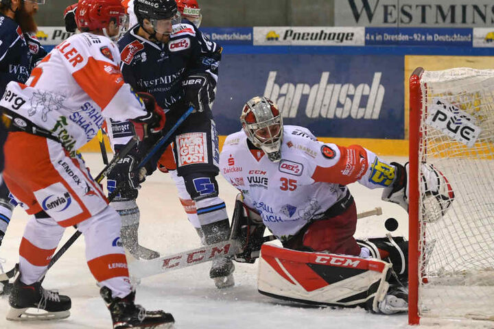Harrison Reed scheitert hier an Eispiraten-Goalie Brett Kilar.