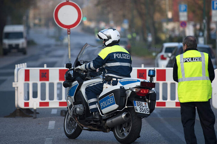 Polizisten sperren am Mittwoch in Potsdam eine Straße am Hauptbahnhof.