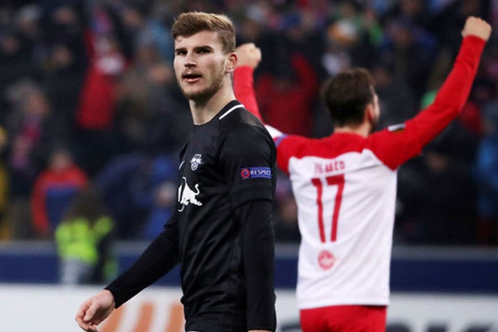 Freud und Leid lagen nah beinander: Während der FC Salzburg um Andreas Ulmer (r.) den Gruppensieg perfekt machten, brauchen die Leipziger um Stürmer Timo Werner (l.) ein Wunder am letzten Spieltag.