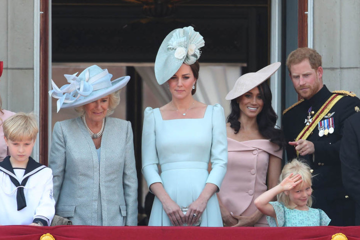 Herzogin Camilla (2.v.l), Herzogin Kate, Herzogin Meghan und Prinz Harry begrüßten anlässlich des 92. Geburtstags der britischen Königin das Volk auf dem Balkon des Buckingham Palastes.