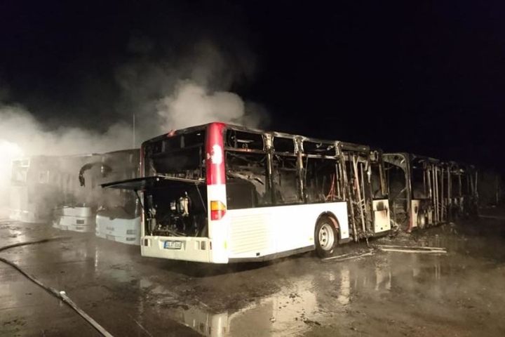 Die Feuerwehr konnte den Brand löschen. Aufgrund des nahegelegenen Finkelbaches wurde auf den Einsatz von Schaummittel verzichtet.