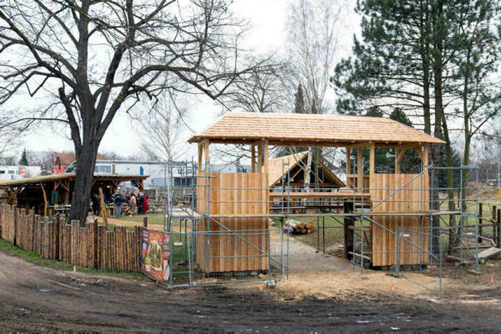 Das Eingangstor mit Wachtürmen steht: Das Historische Dorf zu Zwickau soll am 22. September endgültig fertig sein.