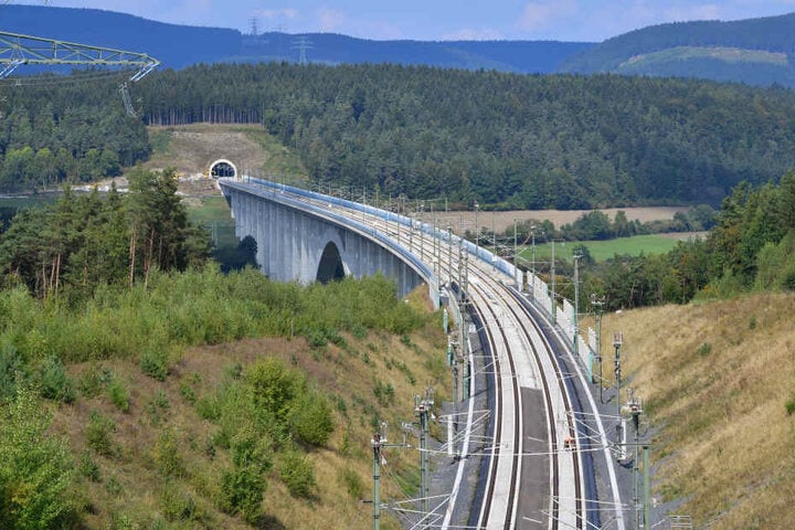 Die neue Strecke führt zwischen Erfurt und Ebensfeld durch den Thüringer Wald.