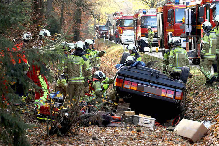 Nachdem ein Autofahrer die Kontrolle über seinen Wagen verlor, war er im Straßengraben gelandet.