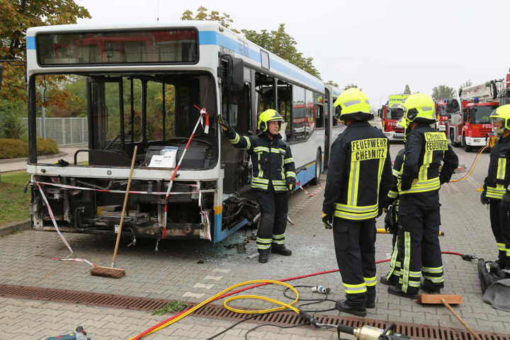 Bei der Übung haben die Kameraden den Bus komplett zerlegt.