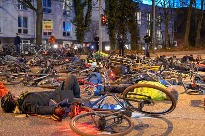 Am Abend kamen zahlreiche Menschen zu einer Mahnwache an den Unfallort. Sie legten sich und ihre Fahrräder auf die Straße.