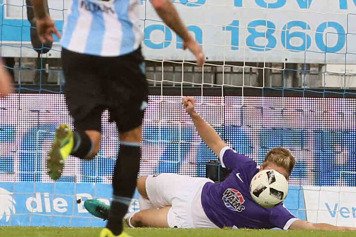 Eigentlich war's die Heldentat des Spiels: Hertner kratzt mit dem Kopf den Ball von der Linie. Doch weil sich Schiri Siewer verguckte, musste der Auer vom Platz.