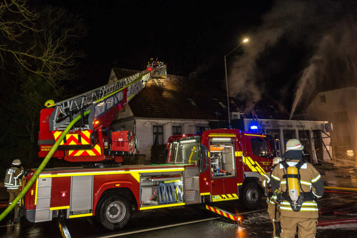 Die Feuerwehr hat verhindert, dass das Gebäude einstürzt.