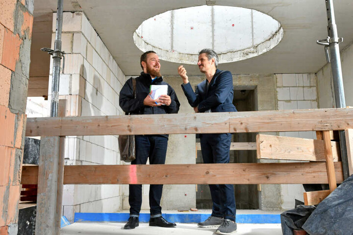 Architekt Hendrik Neumann (50, r.) erklärt, wie es in den obersten Etagen einmal aussehen soll.