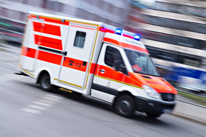 Ein Krankenwagen im Einsatz (Symbolbild).