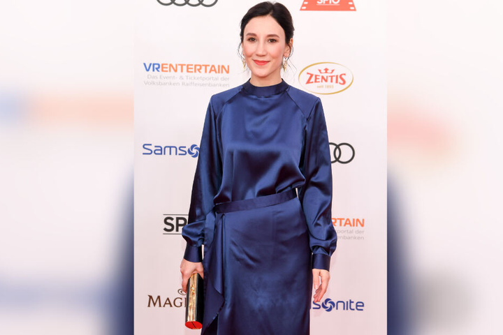 Schauspielerin Sibel Kekilli kam in einer royalblauen Robe nach München.