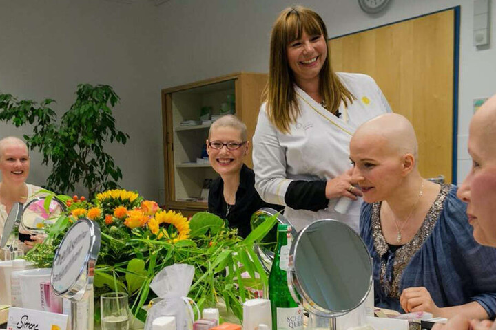 Die Seminare sollen den Frauen helfen, sich wohl mit den Veränderungen zu fühlen, die die schlimme Krankheit mit sich bringt.