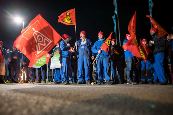 Die IG Metall fordert unter anderem sechs Prozent mehr Lohn sowie die Möglichkeit, die Arbeitszeit befristet auf 28 Stunden pro Woche senken zu können.