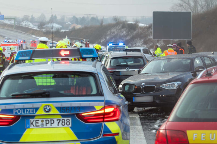 Bei Unfällen auf der Autobahn 8 mit mehreren Fahrzeugen sind zehn Menschen verletzt worden.