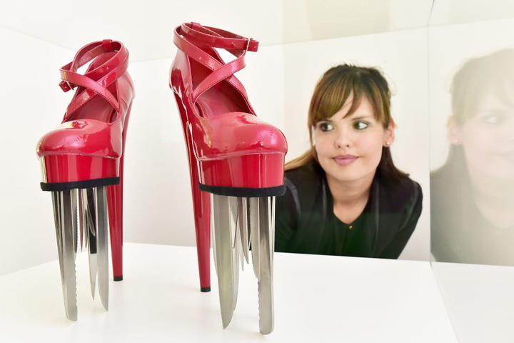 Dieser scharfe Schuh zeigt, dass Liebe eine gefährliche Sache ist. Susi Höfer (31) steht trotzdem auf High Heels.