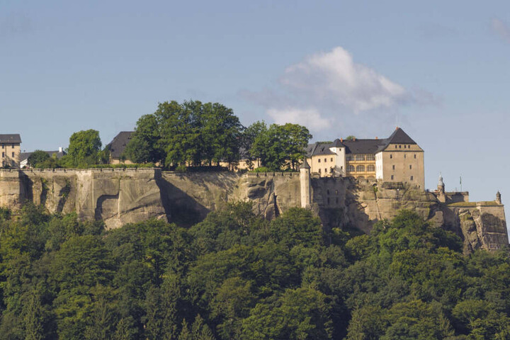 Die Festung Königstein thront 240 Meter hoch über der Elbe. Sie gilt als eine der größten Festungsanlagen Europas.