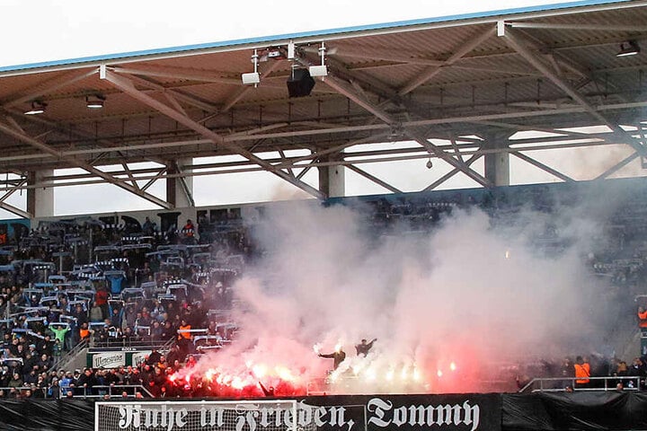 Mit einer Pyro-Choreo und einem Spruchband wurde dem verstorbenen Thomas Haller beim Chemnitzer Heimspiel gegen Altglienicke gedacht.