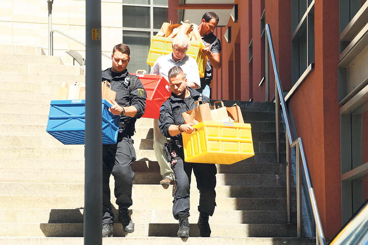 Kistenweise schleppten Polizisten im Juni 2016 Beweismaterial aus der
Lovoo-Zentrale in Dresden.