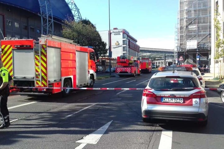 Der Breslauer Platz auf der Rückseite des Kölner Hauptbahnhofes ist weiträumig abgesperrt.