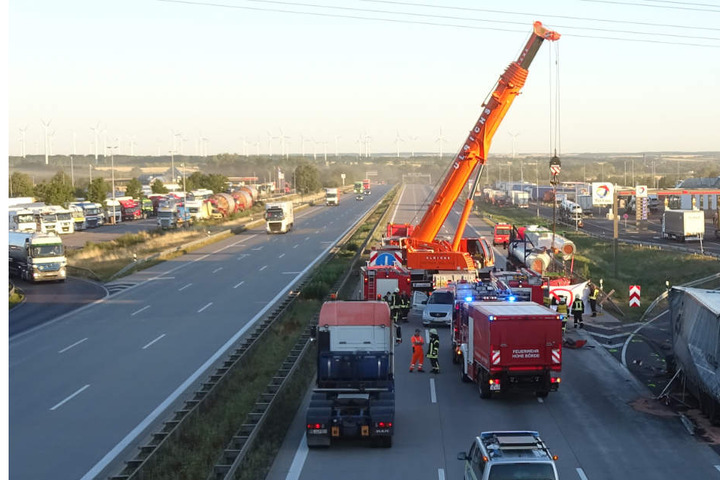 Nach knapp drei Stunden konnte der tote Lkw-Fahrer aus der Fahrerkabine geborgen werden. Kein leichter Einsatz für die Rettungskräfte!