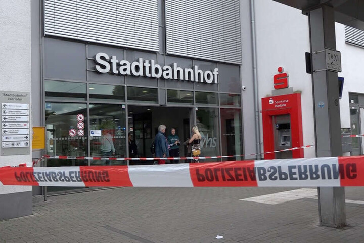 Während die Leiche des Mannes auf einem Bahnsteig gefunden wurde, lag die tote Frau im nahen Parkhaus.