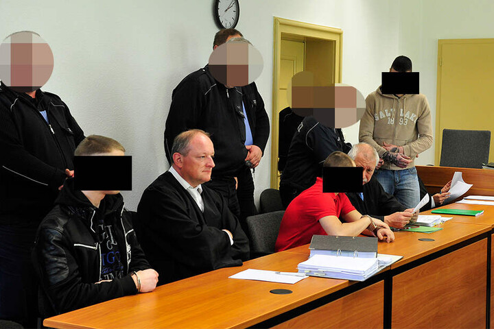 Der Prozess um den getöteten Christopher W. († 27) nähert sich der Zielgerade. Den Angeklagten Jens H. (22, v.l.), Terenc H. (27) und Stephan H. (22) droht lebenslange Haft.