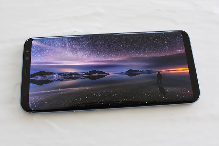 Das Samsung Galaxy S8 verfügt über einen so genannten Infinity-Bildschirm, der sich fast über die gesamte Front des Geräts erstreckt. An der Längsseite ist quasi kein Bildschirmrand mehr zu erkennen.