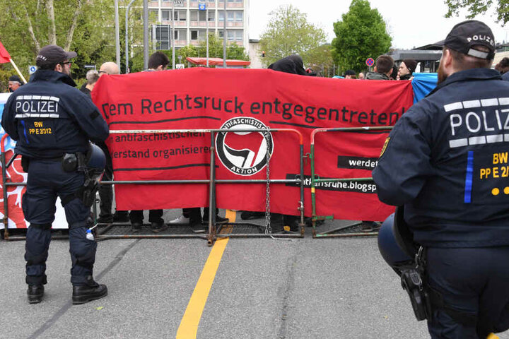 Gut sichtbar in Pforzheim vertreten: die Antifa.